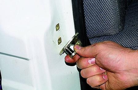 Снятие обивки и замка передней двери автомобиля Соболь