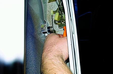 Снятие обивки и замка передней двери автомобиля Соболь