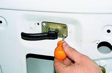 Снятие обивки и замка передней двери автомобиля Соболь