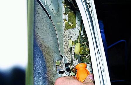 Снятие обивки и замка передней двери автомобиля Соболь