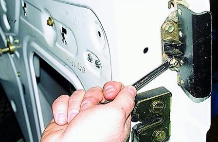 Снятие обивки и замка передней двери автомобиля Соболь