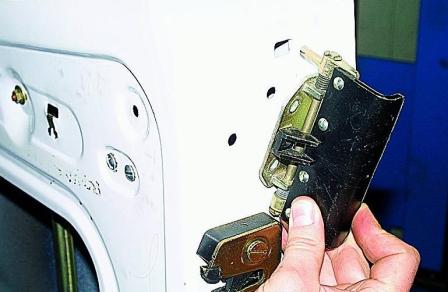 Снятие обивки и замка передней двери автомобиля Соболь