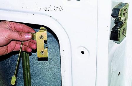 Снятие обивки и замка передней двери автомобиля Соболь