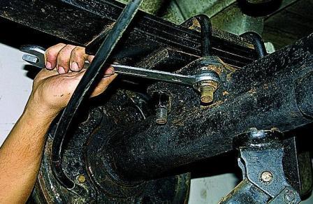 Снятие, разборка рессоры и замена ее резинометаллических шарниров автомобиля Соболь