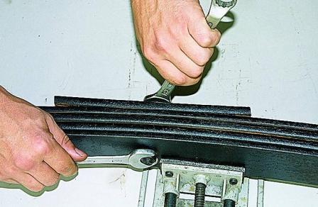 Снятие, разборка рессоры и замена ее резинометаллических шарниров автомобиля Соболь