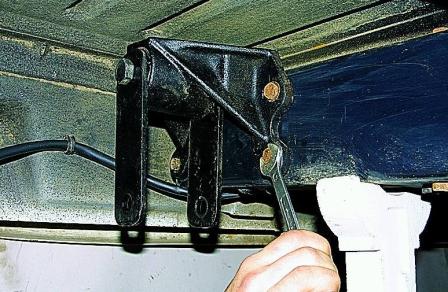 Снятие, разборка рессоры и замена ее резинометаллических шарниров автомобиля Соболь