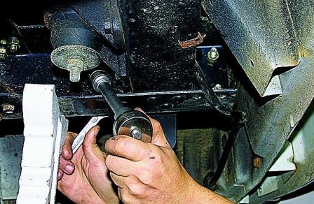 Снятие, разборка рессоры и замена ее резинометаллических шарниров автомобиля Соболь