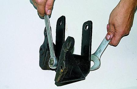 Снятие, разборка рессоры и замена ее резинометаллических шарниров автомобиля Соболь