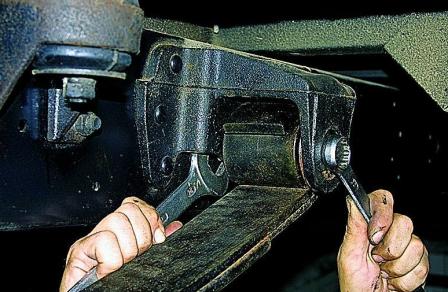 Снятие, разборка рессоры и замена ее резинометаллических шарниров автомобиля Соболь