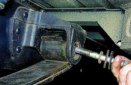 Снятие, разборка рессоры и замена ее резинометаллических шарниров автомобиля Соболь