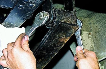 Снятие, разборка рессоры и замена ее резинометаллических шарниров автомобиля Соболь