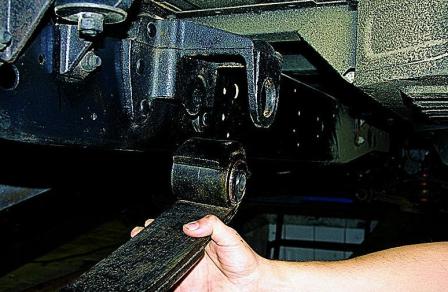 Снятие, разборка рессоры и замена ее резинометаллических шарниров автомобиля Соболь