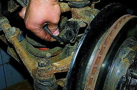 Замена шаровых опор передней подвески автомобиля Соболь