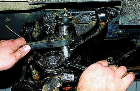 Замена шаровых опор передней подвески автомобиля Соболь