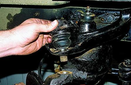 Замена шаровых опор передней подвески автомобиля Соболь