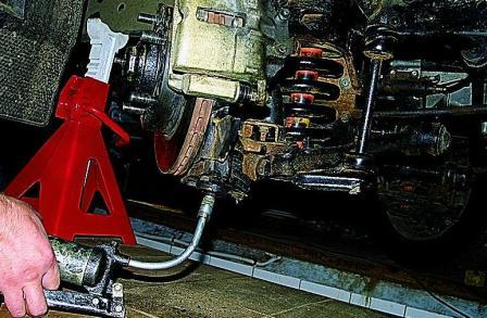 Смазка шаровых опор автомобиля Соболь