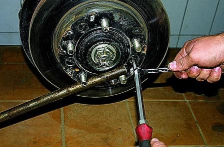 Замена подшипников и манжеты ступицы автомобиля Соболь