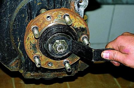 Замена подшипников и манжеты ступицы автомобиля Соболь