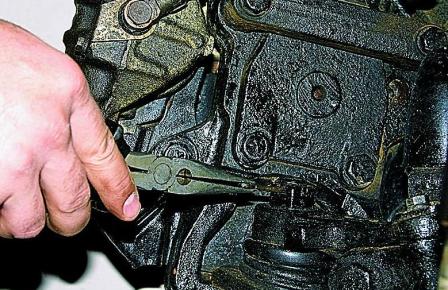 Замена шаровых опор передней подвески автомобиля Соболь