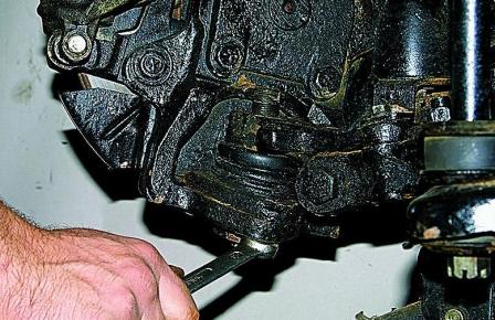 Замена шаровых опор передней подвески автомобиля Соболь