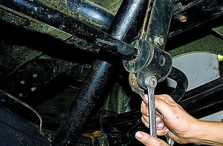 Снятие стабилизатора поперечной устойчивости и замена его втулок автомобиля Соболь