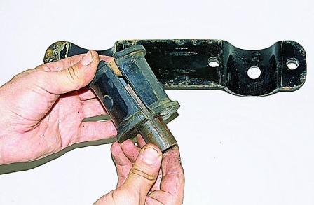 Снятие стабилизатора поперечной устойчивости и замена его втулок автомобиля Соболь