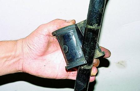 Снятие стабилизатора поперечной устойчивости и замена его втулок автомобиля Соболь