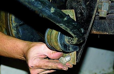 Снятие стабилизатора поперечной устойчивости и замена его втулок автомобиля Соболь