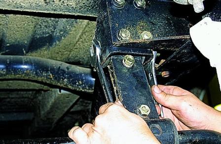 Снятие стабилизатора поперечной устойчивости и замена его втулок автомобиля Соболь