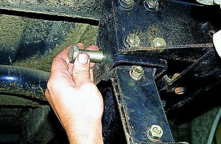 Снятие стабилизатора поперечной устойчивости и замена его втулок автомобиля Соболь