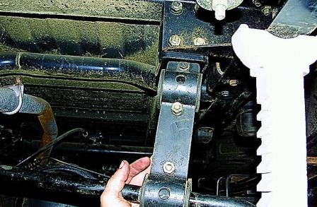 Снятие стабилизатора поперечной устойчивости и замена его втулок автомобиля Соболь