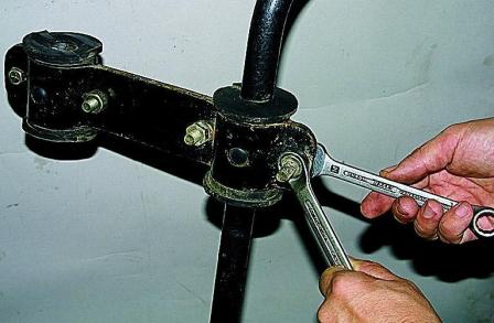 Снятие стабилизатора поперечной устойчивости и замена его втулок автомобиля Соболь