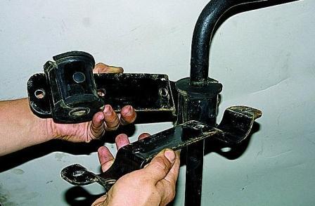 Снятие стабилизатора поперечной устойчивости и замена его втулок автомобиля Соболь