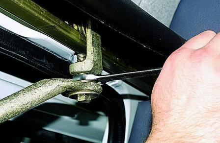 Снятие и регулировка сдвижной двери автомобиля Соболь