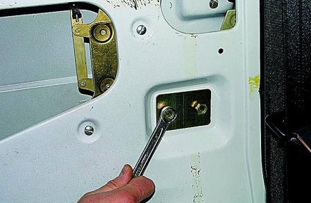 Снятие и регулировка сдвижной двери автомобиля Соболь