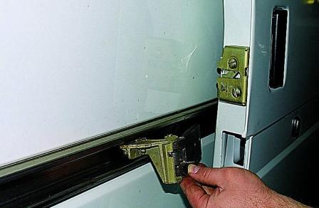 Снятие и регулировка сдвижной двери автомобиля Соболь