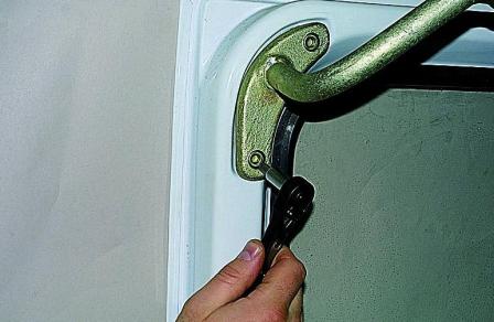 Снятие и регулировка сдвижной двери автомобиля Соболь