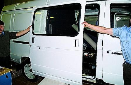 Снятие и регулировка сдвижной двери автомобиля Соболь