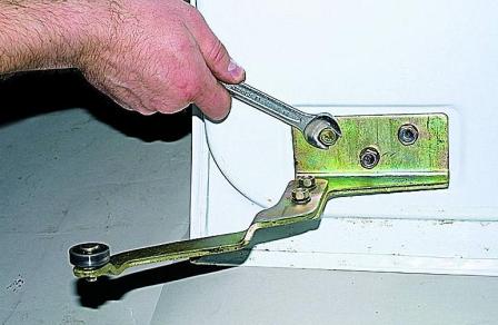 Снятие и регулировка сдвижной двери автомобиля Соболь