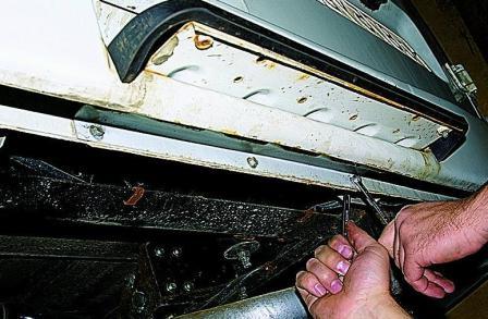 Снятие и установка бамперов автомобиля Соболь