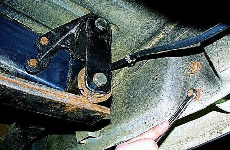 Снятие и установка бамперов автомобиля Соболь