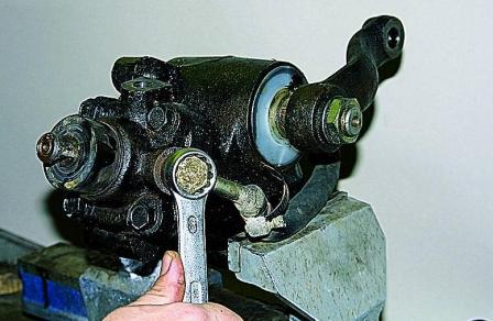 Снятие и регулировка рулевого механизма с гидроусилителем автомобиля Соболь