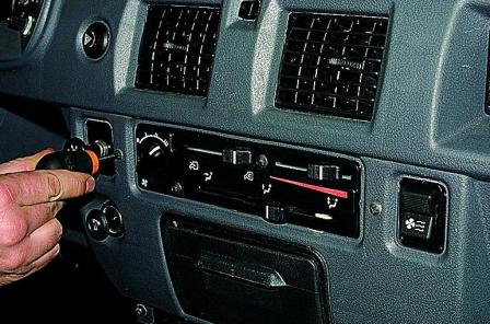 Снятие панели приборов автомобиля Соболь