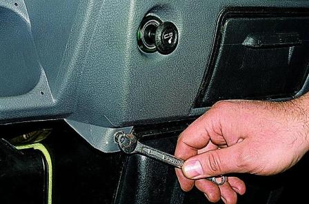 Снятие панели приборов автомобиля Соболь