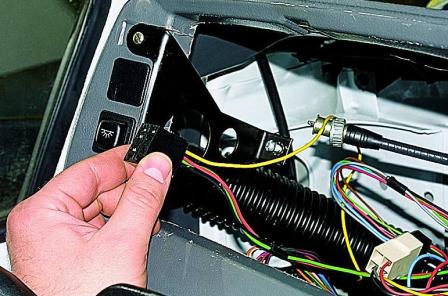 Снятие панели приборов автомобиля Соболь