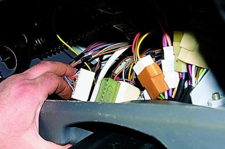 Снятие панели приборов автомобиля Соболь