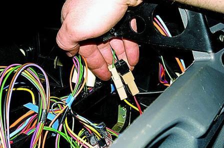 Снятие панели приборов автомобиля Соболь