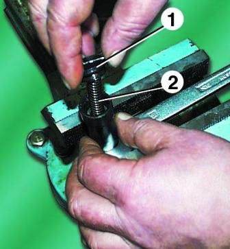 Гидронатяжитель цепи привода распределительных валов двигателя ЗМЗ