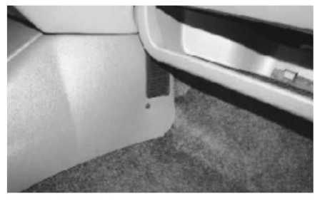 Загляните под панель приборов со стороны переднего пассажира