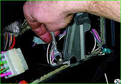 Removing the car instrument panel